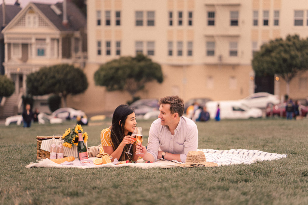 San Francisco Picnic｜Alamo Square Park｜Caroline + Adam SF Bay Area